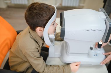 Çocuk hastaların vizyonları klinikteki göz doktorları tarafından modern tıbbi malzemeler kullanılarak kontrol ediliyor.