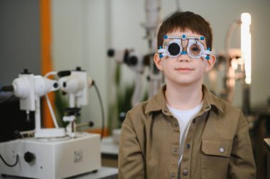 Bir göz doktorunun muayenehanesinde göz muayenesi yapılırken mahkeme çerçevesi takan genç bir çocuk görme sağlığını değerlendirmeye odaklanmıştı.