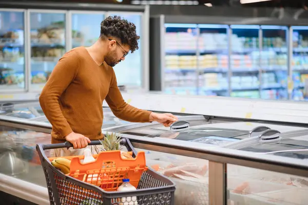 Müşteri marketten alışveriş yapar, buzdolabı açar, dondurulmuş yiyecek seçer, içinde yiyecek olan alışveriş arabası seçer.