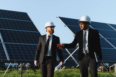 Güneş enerjisi santraline güneş panelleri kurma projesini yürüten ve tartışan iki mühendis