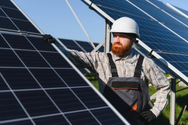 Sakallı mühendis güneş enerjisi istasyonuna güneş panelleri kurarak temiz ve sürdürülebilir enerji üretimine katkıda bulunuyor.