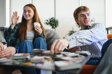 Bir grup arkadaş birlikte zaman geçirmeyi, kağıt oynamayı ve kahkahaları paylaşmayı, rahat bir ev ortamında neşeli anlar yaratmayı seviyorlar.