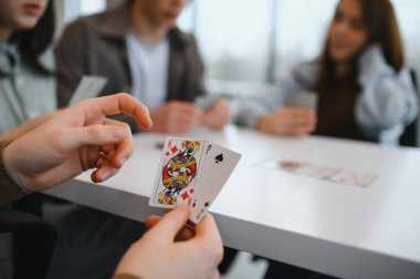 Arkadaşlar bir masanın etrafında toplanır, dostça kağıt oynarız, arkadaşlığımızın tadını çıkarırız.