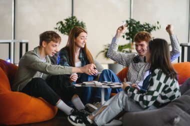 Dört meslektaş işe ara verip rahat ve eğlenceli bir atmosferde masa oyunu oynuyorlar.