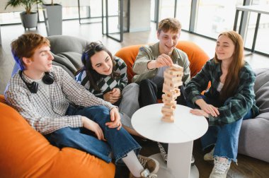 Dört meslektaş işe ara verip, rahat bir ofis ortamında büyüleyici bir masa oyunu oynayarak, takım çalışmasını ve arkadaşlığı teşvik ederek eğleniyorlar.