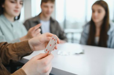 Bir grup arkadaş birlikte zaman geçirmekten zevk alıyor, iskambil oynuyor ve sıcak bir ev ortamında kahkahalarını paylaşıyor, kalıcı anılar yaratıyorlar.