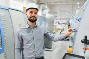 Modern bir fabrikada alüminyum, pvc pencereler ve kapılar üreten bir inşaat mühendisi.