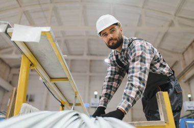 Prezervatif takan fabrika işçisi üretim hattında alüminyum profil çıkartıyor, pencere ve kapı üretiyor.