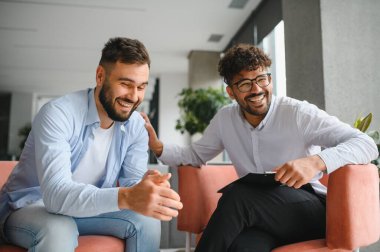 Erkek terapist hastasını destekliyor. Ruh sağlığı seansı sırasında pozitif ve empatik bir ortam yaratıyor.
