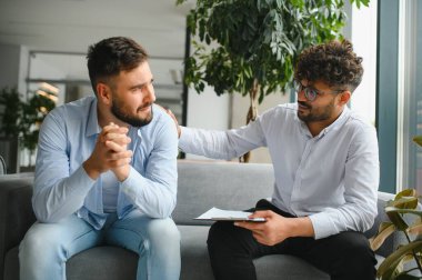 Terapi seansında hastasını destekleyen psikolog, rahatlık ve anlayış sunuyor.