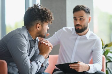 Psikolog, ofisteki terapi seansında hastalarının sorunlarını dinliyordu.