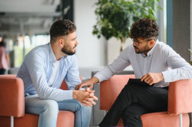 Terapi seansı sırasında hastayı rahatlatan, akıl sağlığı desteği ve danışmanlık sağlayan psikolog.