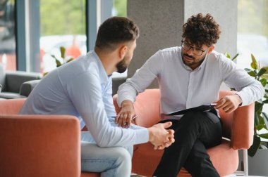 Psikolog, akıl sağlığı ve iyileşme üzerine yoğunlaşan yoğun terapi seansında hastalara destek verirken empati gösteriyor.