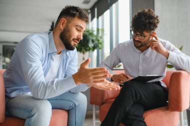 Hasta, terapi seansı sırasında psikologa sorunlarını anlatıyor.