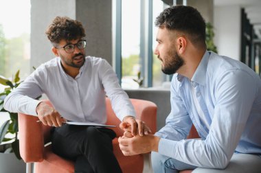Ruh sağlığı seansı sırasında hastasına destek ve empati sağlayan erkek psikolog, zorlukları tartışıyor ve rehberlik sunuyor.