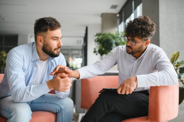 Travma sonrası stres bozukluğu ve zihinsel sağlık sorunlarını ele alan bir seans sırasında terapistten psikolojik destek alan erkek hasta