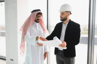 Arap yatırımcı ve mimar, yeni iş merkezi inşaatı, planlama ve uluslararası iş geliştirme alanındaki işbirliği projelerini inceliyor