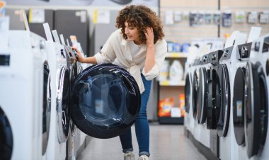 Müşteri araç gereç dükkanından yeni çamaşır makinesi seçiyor, özellikleri inceliyor ve satın alma kararı veriyor