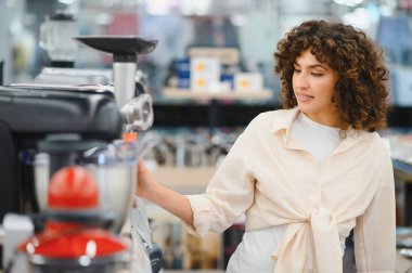 Müşteri bir perakende mağazasında ev aletleri seçiyor, çeşitli seçenekleri araştırıyor ve satın alma kararları alıyor