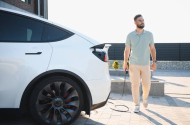 İşadamı evdeki Tesla Model Y 'sini yeşil enerjiyle çalışan bir duvar kutusuyla şarj ediyor