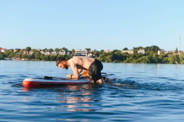 Tişörtsüz bir adam göl suyuna düştü. Panik ve yorgunlukla mücadele ederken üstüne çıkmaya çalıştı.