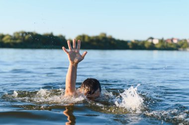 Boğulan adam nehirde el ele tutuşup yardım istiyor. Yaz tatilinde kaza konsepti.
