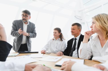 Ekibiyle verimli bir toplantı yapan deneyimli yönetici, şirket ortamında işbirliğini ve stratejik karar vermeyi teşvik ediyor.