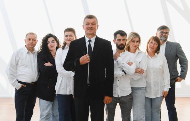 Çeşitli profesyonel gruplar, parlak ve modern bir çalışma alanında takım çalışması ve liderlik sergilediler.