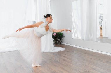 Zarif baş balerin bir dans stüdyosunda bale çalışıyor, zarafet ve kendini sanatına adamış.