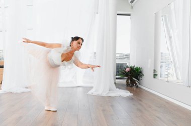 Yaşlı balerin bir dans stüdyosunda bale çalışıyor, yaşlılıkta dans için zarafet ve tutku sergiliyor.