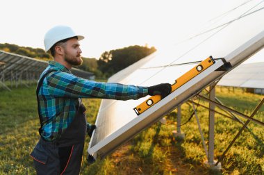 Güneş fotovoltaik panellerini ruhsal düzeyde kuran ve ayarlayan mühendis, optimum yenilenebilir enerji üretimini sağlıyor
