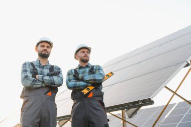 Güneş paneli kurulumunu denetleyen ve planlayan iki yetenekli mühendis, verimli yenilenebilir enerji üretimi ve sürdürülebilir geleceği güvence altına alıyor