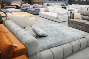 Mobilya mağazasının içinde ev eşyaları için çeşitli çağdaş kanepeler, kanepeler ve yataklar var.
