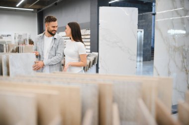 Seramik seramik seramik seramik seramiklerini inceleyen mutlu çift, yeni bir ev ya da daire için iç tasarım planlıyorlar.