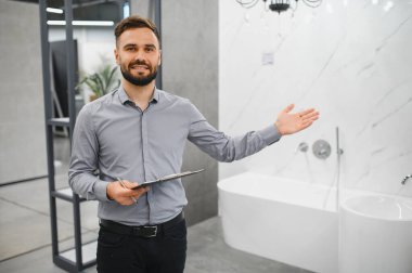 Galeride modern banyo ürünlerini sunan satıcı, ev geliştirme ve perakende alışverişi hakkında tavsiye veriyor.