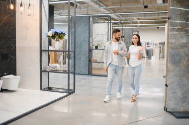 Bir ev geliştirme mağazasında seramik fayanslar ve döşeme seçenekleri, banyo ya da mutfak tasarımı planlama