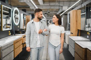 Genç çift kol kola modern lavabolara ve gösteriş budalalarına göz gezdiriyorlar. Parlak bir sergi salonunda, birlikte ev yenileme yapmayı planlıyorlar.