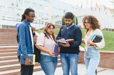 Kampüste dört farklı üniversite öğrencisinden oluşan bir grup kitap tutuyor ve birlikte okuyorlar.