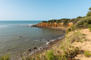 Les Sables d 'Olonne' daki Cayola noktasının kayalıkları (Vendee - Fransa)