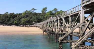 Noirmoutier 'deki Bois de la Chaise iskelesinde balık tutmak (Vende - Fransa)
