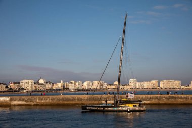 LES SABLES D 'OLONNE, FRANCE - 29 Ekim 2024: Jean Le Cam botu (Tout begin en Finistre - Armor-Lux) Vendee Globe 2024 hazırlığı için.