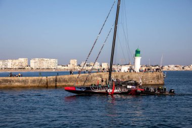 LES SABLES D 'OLONNE, FRANCE - 31 Ekim 2024: Jrmie Beyou botu (Charal) Vendee Globe 2024 hazırlığı.