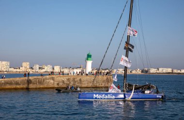 LES SABLES D 'OLONNE, FRANCE - 31 Ekim 2024: Vendee Globe 2024 için Pip Hare teknesi (Madalya).