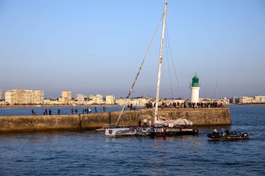 LES SABLES D 'OLONNE, FRANCE - 31 Ekim 2024: Vendee Globe 2024 hazırlığı için Maxime Sorel botu (V ve B).