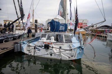 LES SABLES D 'OLONNE, FRANCE - NOVEMBER 8, 2024: Paul Meilhat botu (Biyotherm) Vendee Globe 2024 dubası üzerinde 8 Kasım 2024' de Les Sables d 'Olonne, Fransa.