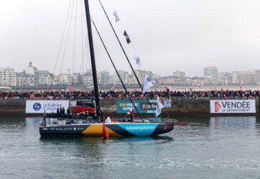 LES SABLES D 'OLONNE, FRANCE - NOVEMBER 10, 2024: Boris Herrmann teknesi (Malizia - Seaexplorer) 10 Kasım 2024 tarihinde Les Sables d' Olonne, Fransa 'da Vendee Globe 2024' ün başlangıcı için kanalda..