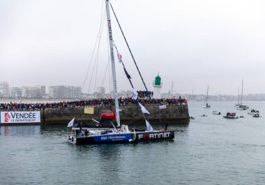 LES SABLES D 'OLONNE, FRANCE - NOVEMBER 10, 2024: Romain Attanasio botu (Fortinet - Best Western), Fransa' nın Les Sables d 'Olonne şehrinde 22 Kasım 2024 tarihinde Vendee Globe 2024' ün başlangıcı için kanalda bulunmaktadır..