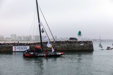 LES SABLES D 'OLONNE, FRANCE - NOVEMBER 10, 2024: Jrmie Beyou botu (Charal), Fransa' nın Les Sables d 'Olonne şehrinde 10 Kasım 2024 tarihinde Vendee Globe 2024' ün başlangıcı için kanalda bulunmaktadır..