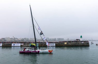 LES SABLES D 'OLONNE, FRANCE - NOVEMBER 10, 2024: Louis Duc boat (Fives Group - Lantana Environnement), Fransa' nın Les Sables d 'Olonne şehrinde 10 Kasım 2024 tarihinde Vendee Globe 2024' ün başlangıcı için kanalda bulunmaktadır..