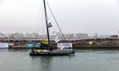 LES SABLES D 'OLONNE, FRANCE - NOVEMBER 10, 2024: Jean Le Cam Bot (Tout start en Finistre - Armor Lux), Fransa' nın Les Sables d 'Olonne şehrinde 10 Kasım 2024 tarihinde Vendee Globe 2024' ün başlangıcı için kanal..